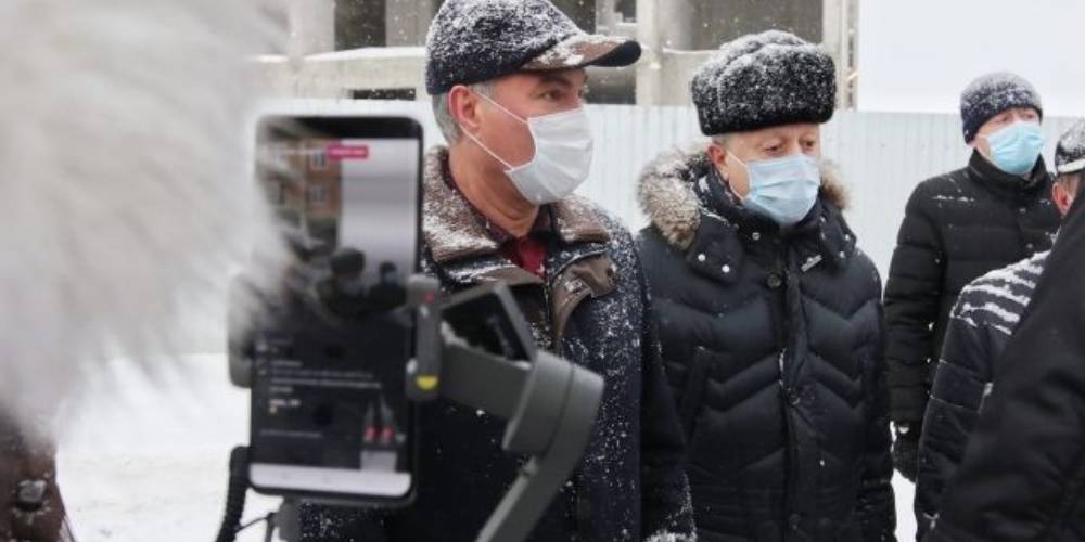 Заставил чиновников идти через сугробы к жителям